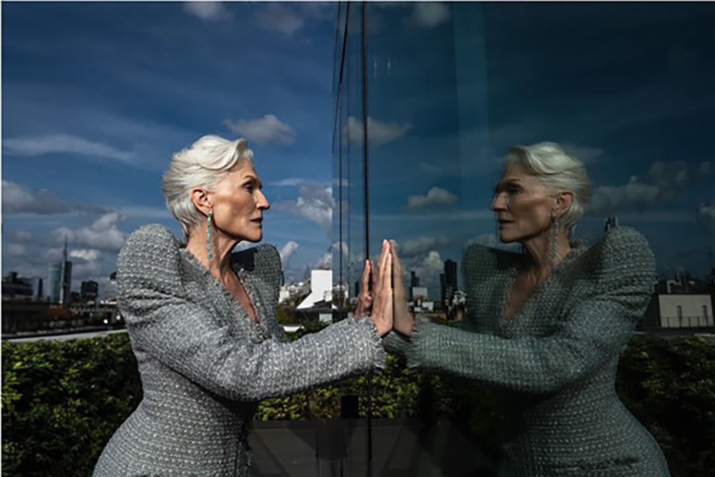MaximiliaN London تفخر بامتنان برؤية إبداعاتها على أيقونة الموضة Maye Musk