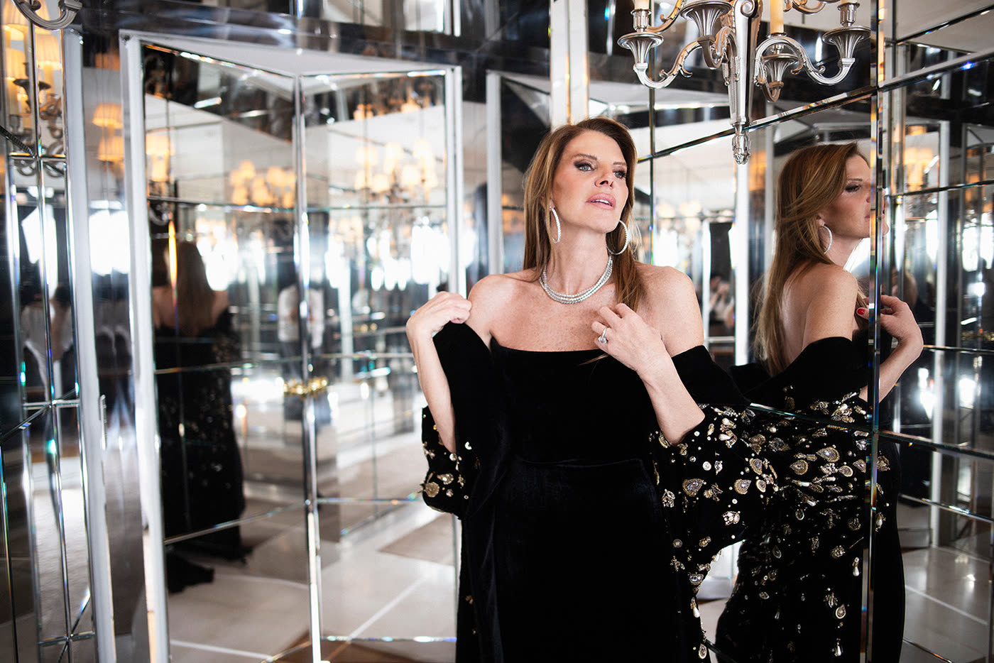 Anna Dello Russo تقدّم مرة أخرى حضوراً جريئاً ولافتاً في أحدث ظهور لها لمجلة «Harper’s Bazaar Serbia»